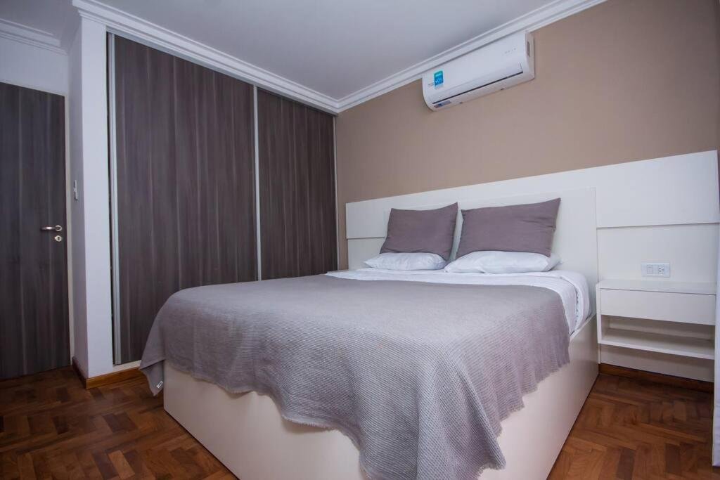 Dormitorio con placard amplio