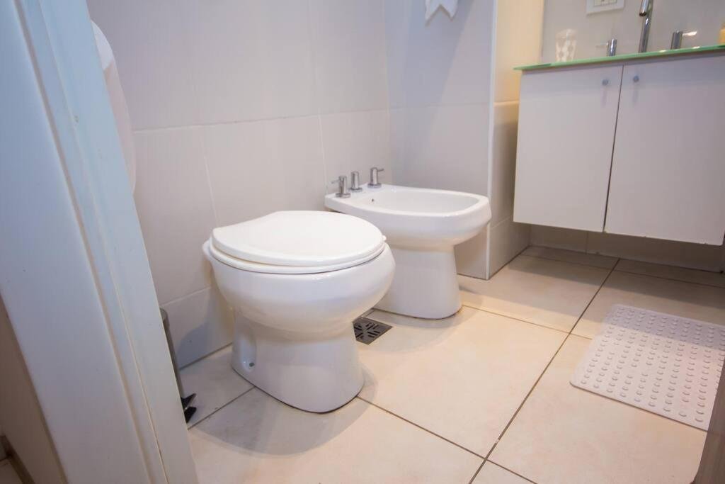 Baño con inodoro y bidé